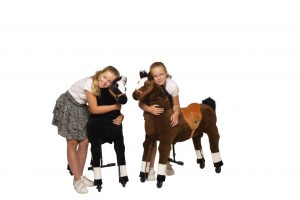 2 meisjes blij met het speelgoed paard