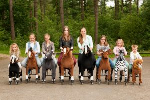 Mensen op dieren op wieltjes